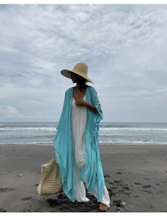 Kimono azul turquesa bordado.