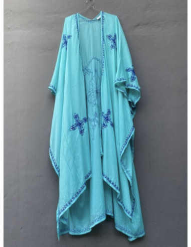 Kimono azul turquesa bordado.