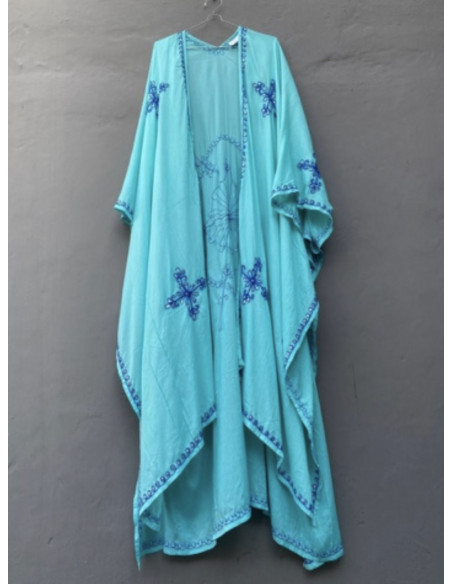 Kimono azul turquesa bordado.