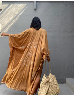 Kimono bordado color arena