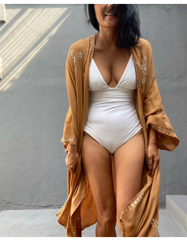 Kimono bordado color arena