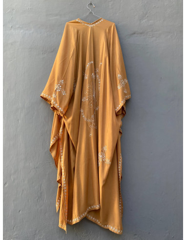 Kimono bordado color arena