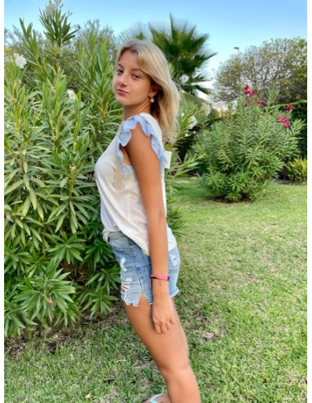 Camiseta con detalle azul.