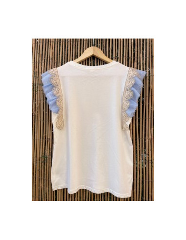 Camiseta con detalle azul.