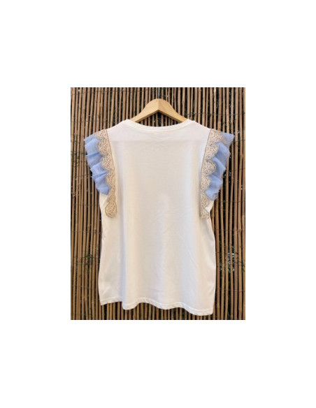 Camiseta con detalle azul.