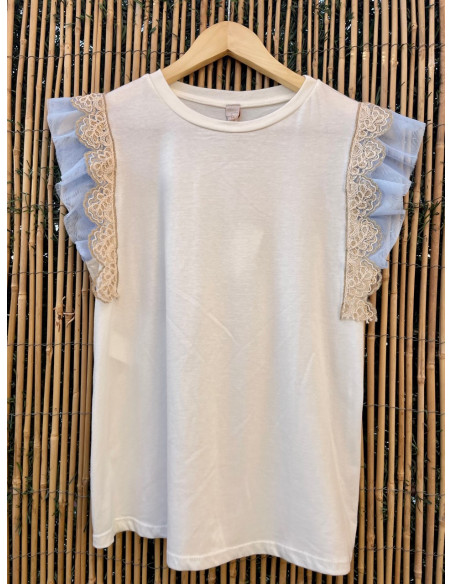 Camiseta con detalle azul.