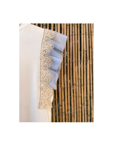 Camiseta con detalle azul.