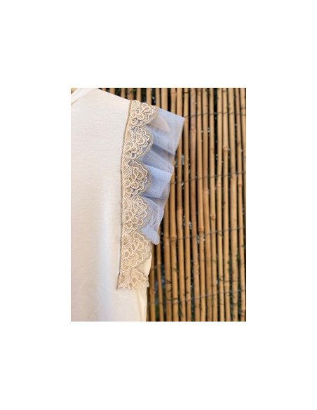 Camiseta con detalle azul.