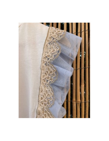 Camiseta con detalle azul.