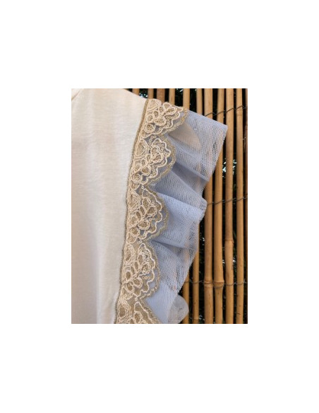 Camiseta con detalle azul.