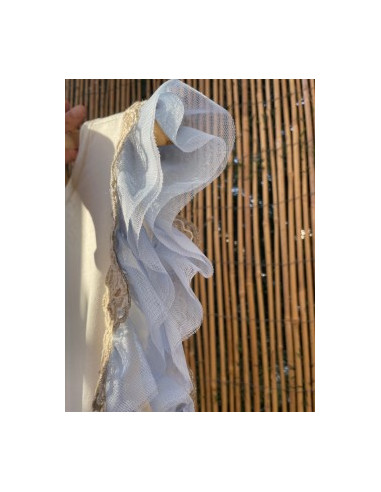 Camiseta con detalle azul.