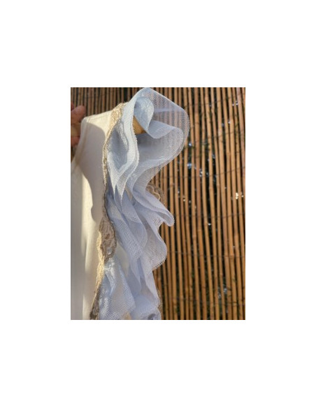 Camiseta con detalle azul.