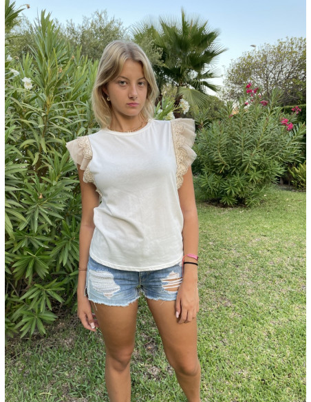 Camiseta con detalle beig.