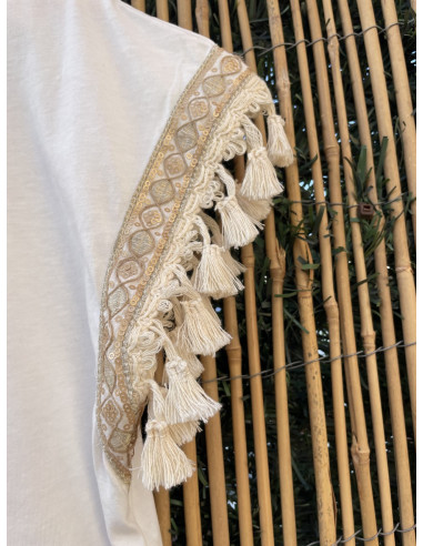 Camiseta con pasamanería.