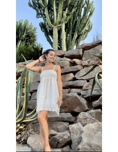 Vestido corto crudo bordado. 2