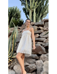 Vestido corto crudo bordado.