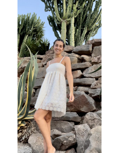 Vestido corto crudo bordado.