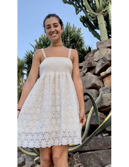 Vestido corto crudo bordado.