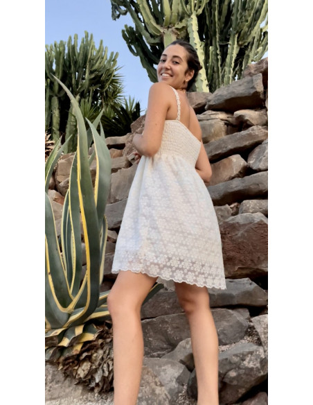 Vestido corto crudo bordado.