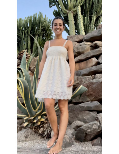 Vestido corto crudo bordado.