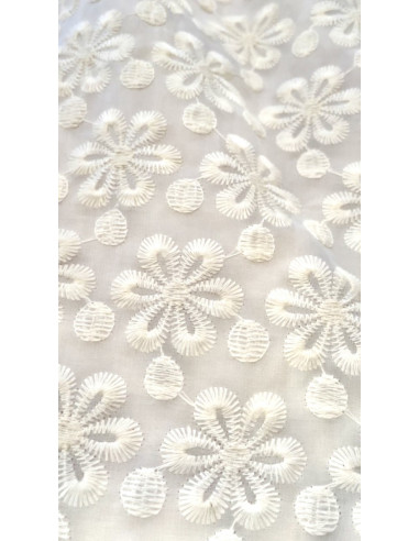 Vestido corto crudo bordado.