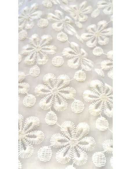 Vestido corto crudo bordado.